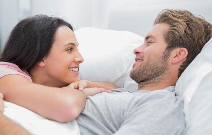 seorang wanita di tempat tidur dengan seorang pria yang telah meningkatkan potensi obat tradisional